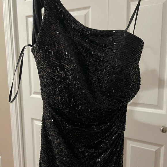 Stunning sequin, one shoulder gown. Black with sequin. Beautiful for any event! - Picture 2 of 6